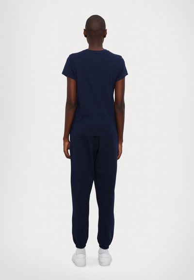 Polo Ralph Lauren HOTEL SHORT SLEEVE - Apdrukāts T-krekls - cruise navy/gold