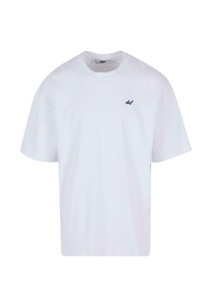 Baltas kokvilnas T-krekls ar apaļu kaklu, īsām piedurknēm un mazu zilu logotipu kreisajā krūtī. Klasiska piegriezuma ar gludu tekstūru.