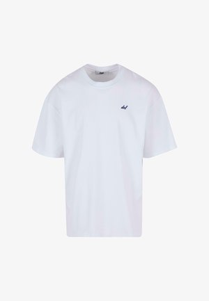 Bílý bavlněný tričko s kulatým výstřihem, krátkými rukávy a malým modrým logem na levé části hrudníku. Klasický střih s hladkou strukturou.