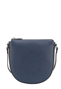 Borsa a tracolla blu in pelle con forma arrotondata, dotata di branding perforato, chiusura con zip e tracolla staccabile.