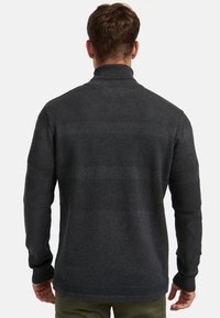 Maglione a maglia grigio scuro con colletto alto, caratterizzato da righe orizzontali texturizzate e polsini a costine. Realizzato in un materiale morbido e liscio.
