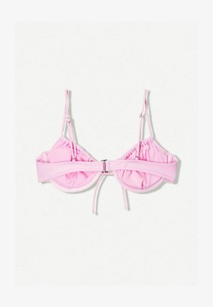 Rosa bikiniöverdel med mjukt tyg, triangulära kupor, justerbara axelband och ett kläde fram. Har rynkdetaljer längs kanterna.