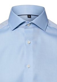 Camicia da uomo celeste con colletto a punta e tre bottoni bianchi visibili sulla parte frontale.