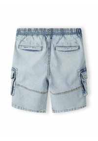 Svetlo modri jeansi kratke hlače z elastičnim pasom, dvema zadnjima žepoma in stranskima cargo žepoma. Imajo všit rob in sproščen kroj.