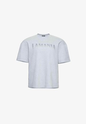 Pilkas medvilninis marškinėlis trumpomis rankovėmis, apvalia iškirpte ir žodžiu „LAMANIA“ tamsesniu atspalviu perkeltu per priekį.