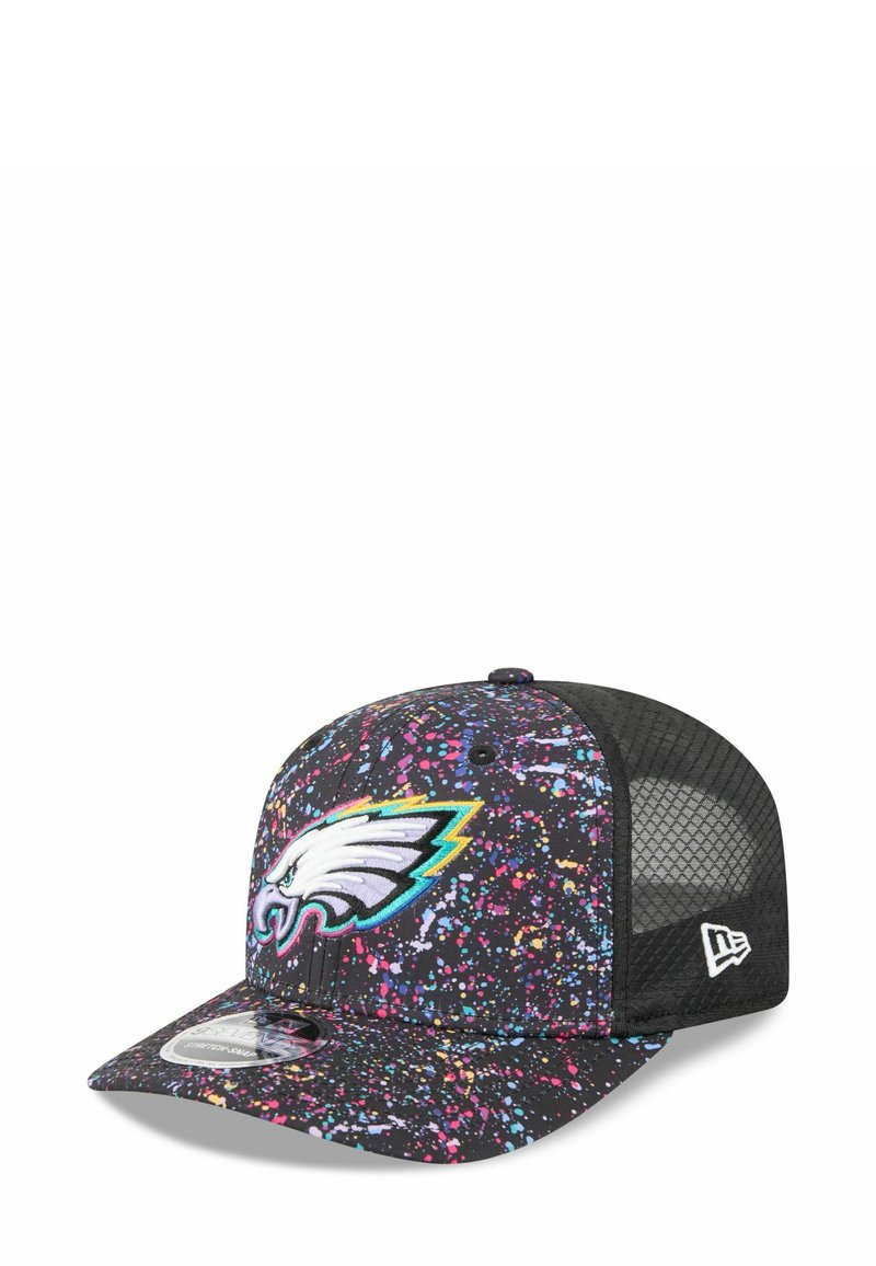 Casquette noire avec un motif éclaboussé en rose, bleu et jaune. Présente un logo en relief des Philadelphia Eagles à l'avant et des côtés en mesh.