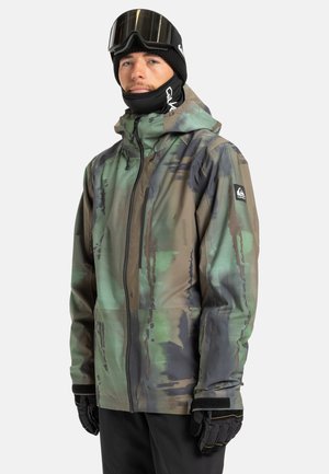 Veste à motif camouflage en vert, marron et gris ; dotée d'une capuche, d'une fermeture éclair complète et de poignets renforcés avec Velcro ; conçue pour les activités en plein air.
