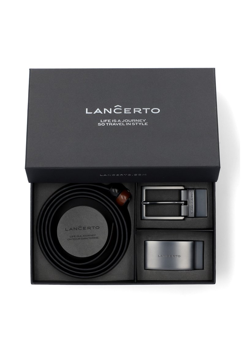 Czarny zestaw prezentowy Lancerto z kręconym skórzanym paskiem i dwoma metalowymi klamrami w czarnym pudełku z białym tekstem marki.