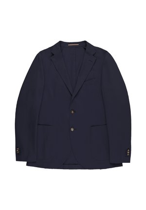 Blazer da uomo blu navy con rever a incavo, due bottoni frontali, tasche con patta e polsini con bottoni, mostrato su sfondo bianco.
