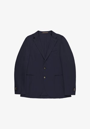 Blazer da uomo blu navy con rever a incavo, due bottoni frontali, tasche con patta e polsini con bottoni, mostrato su sfondo bianco.