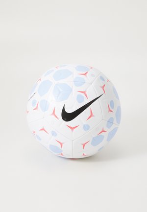Nike fodbold med en hvid overflade, der har blå og røde hexagonale mønstre, mat tekstur og et fremtrædende sort logo.