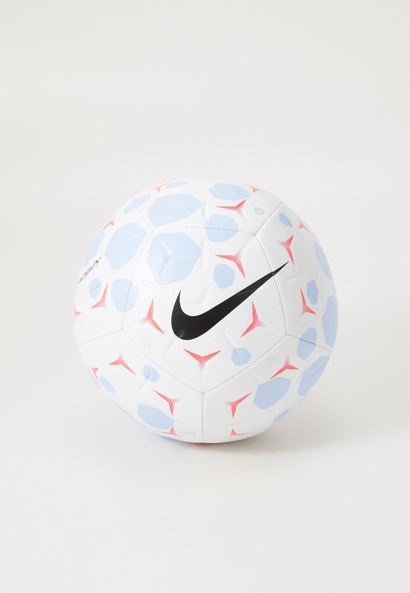 Nike fodbold med en hvid overflade, der har blå og røde hexagonale mønstre, mat tekstur og et fremtrædende sort logo.