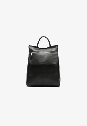 Zaino in pelle nera con una texture liscia, manico superiore e tasca frontale con zip. Presenta una forma strutturata e un design minimale.