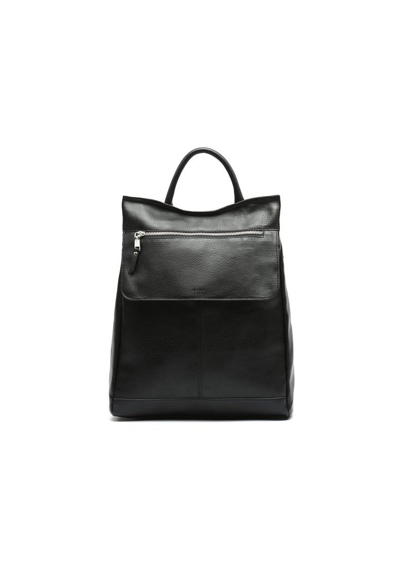 Mochila de cuero negro con una textura suave, un asa en la parte superior y un bolsillo con cremallera en la parte frontal. Presenta una forma estructurada y un diseño minimalista.