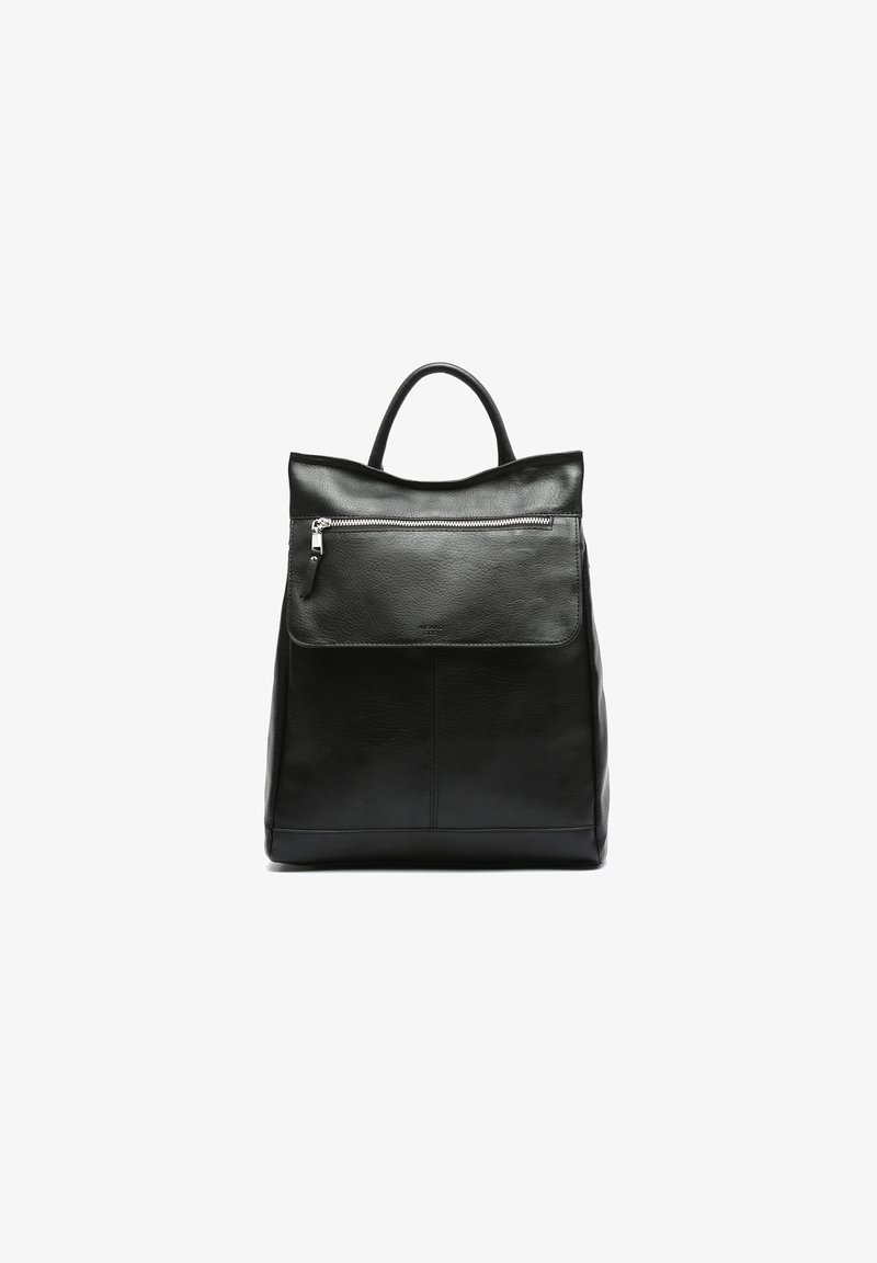 Mochila de cuero negro con una textura suave, un asa en la parte superior y un bolsillo con cremallera en la parte frontal. Presenta una forma estructurada y un diseño minimalista.