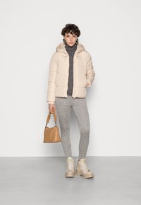 Pieces PCBEE NEW SHORT PUFFER - Casaco de inverno - dawn
