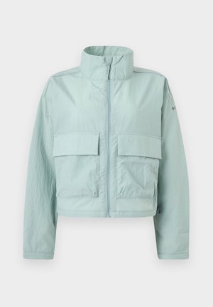 Φωτεινό μπλε κοντό μπουφάν με ψηλό γιακά, φερμουάρ μπροστά και δύο μεγάλες καπάκια τσέπες στο στήθος.