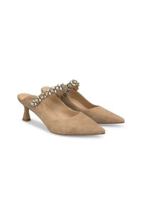 Mule in suede beige con punta e tacco piccolo. Una cintura decorativa presenta accenti di gemme trasparenti lungo la parte superiore. Fodera interna morbida.