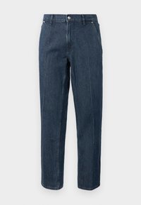 Jeans de mezclilla azul oscuro con un corte recto, cierre de botón y detalles de costura prominentes en la parte delantera. Diseño clásico de cinco bolsillos.