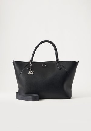 Čierna kožená kabelka Armani Exchange s dvoma úchytmi, strieborným príveskom A|X a odopínateľným ramenným popruhom na svetlom jednofarebnom pozadí.