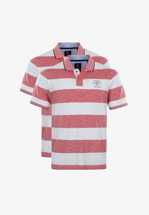 Rød- og hvidstribede polo-shirts med kortærmer, en knappet krave og broderet logo på venstre bryst. Stoffet er en blanding af bomuld.