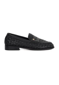 Zwarte leren loafers met een geweven design, platte hak en een gladde band over de bovenkant met een gouden accentlogo.