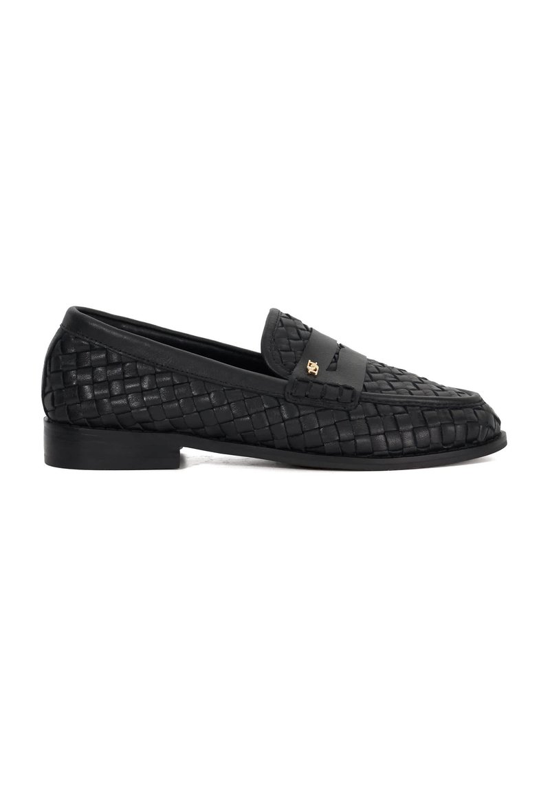 Zwarte leren loafers met een geweven design, platte hak en een gladde band over de bovenkant met een gouden accentlogo.
