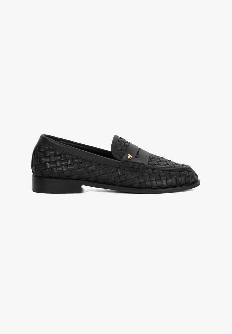 Zwarte leren loafers met een geweven design, platte hak en een gladde band over de bovenkant met een gouden accentlogo.
