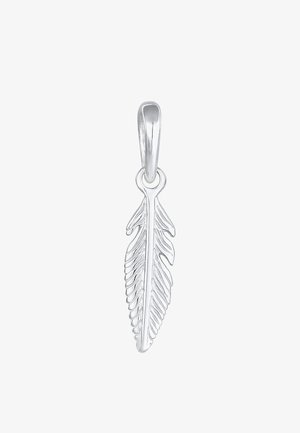Pendentif en forme de plume d'argent avec des gravures détaillées et une bélière lisse pour attacher à un collier ou une chaîne.