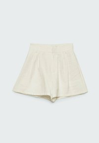 Shorts taille haute couleur crème avec plis, passants pour ceinture et une fermeture éclair à l'avant sur un fond clair uni.
