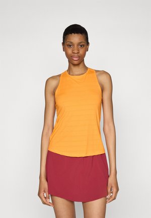 Oransje ermeløs topp med et teksturert design, kombinert med et bordeaux skjørt. Stoffet ser lett og pustende ut, passende for aktiv bruk.