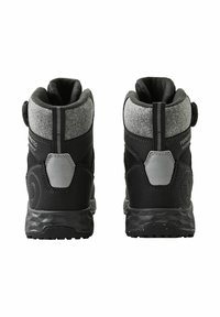 Czarne wodoodporne buty z szarym kołnierzem z filcu i dodatkami. Wyposażone w teksturowaną gumową podeszwę oraz regulowany system dopasowania po boku.