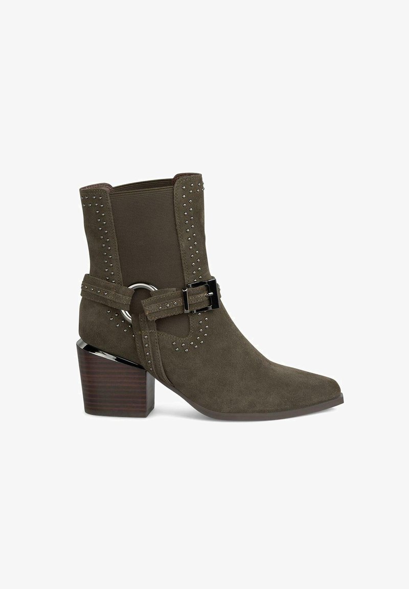 Ciemnozielone zamszowe botki za kostkę z ostro zakończonym noskiem, akcentami z ćwieków oraz szerokim paskiem z metalową klamrą. Gruby drewniany obcas w kształcie bloku.