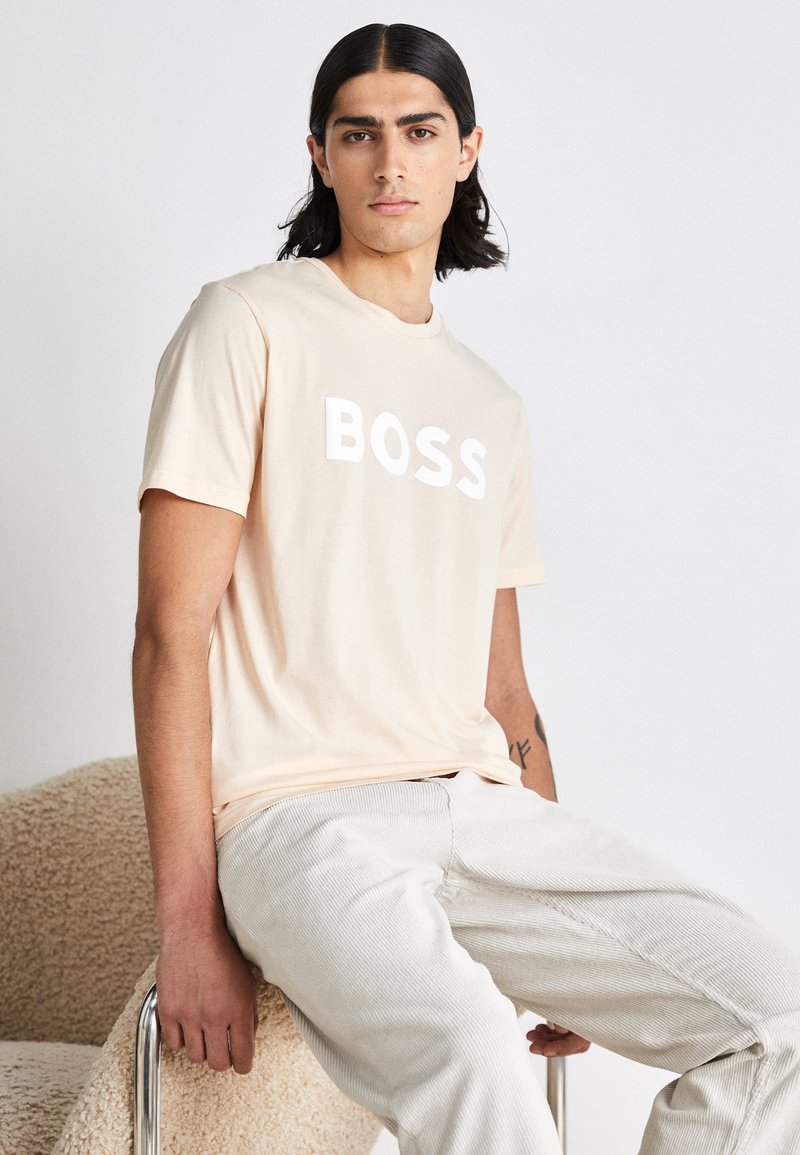 BOSS THINKING - Apdrukāts T-krekls - open beige