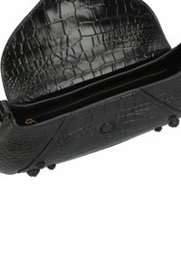 Borsa in pelle nera con effetto coccodrillo, dalla forma strutturata, con una tasca con zip all'interno e superficie testurizzata. Decorata con perline.