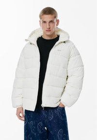PULL&BEAR Zimní bunda - white