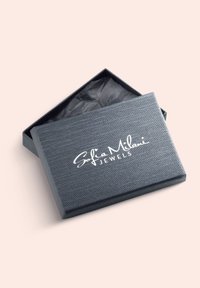Grå tekstureret smykkeboks med en sort inderside, prydet med et hvidt logo, der står "Sofia Milani Jewels." Åbner fra toppen.
