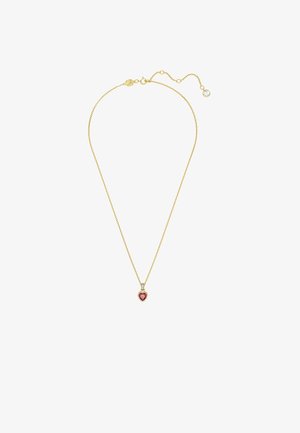 Collier en chaîne dorée mettant en valeur un pendentif en forme de cœur avec une pierre précieuse rouge entourée d'un accent argenté. Longueur ajustable.