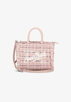 Sac à main en tweed rose avec poignées courtes et bandoulière amovible, comportant le texte blanc "Saint Barth" et des bords frangés.