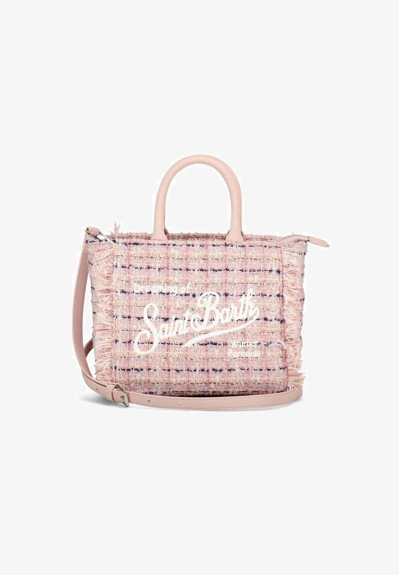 Borsa in tweed rosa con manici corti e tracolla rimovibile, caratterizzata da testo bianco "Saint Barth" e bordi frangiati.