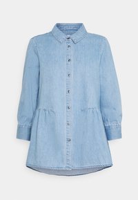 Camisa de denim azul claro de manga larga con cuello, cierre frontal de botones, detalle de cintura fruncida y puños más anchos.