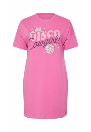 Roze korte mouwen jurk met de tekst "Disco Cowgirl," met een afbeelding van een cowboyhoed en een discobal met sterren.