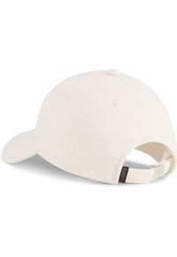 Witte baseballpet van structuurstof. Heeft een gebogen klep, een verstelbare strap aan de achterkant en een klein logo label.