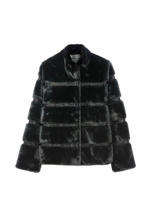 Czarna kurtka puchowa z sztucznego futra z wysokim kołnierzem, z poziomymi przeszyciami i gładką fakturą. Brak widocznych zapięć.