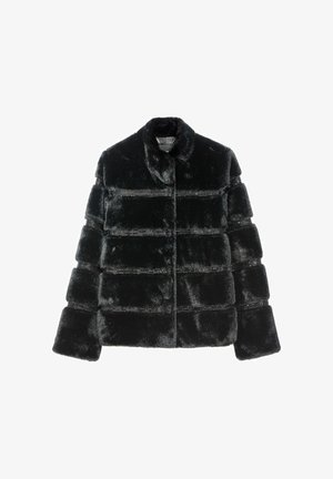 Czarna kurtka puchowa z sztucznego futra z wysokim kołnierzem, z poziomymi przeszyciami i gładką fakturą. Brak widocznych zapięć.