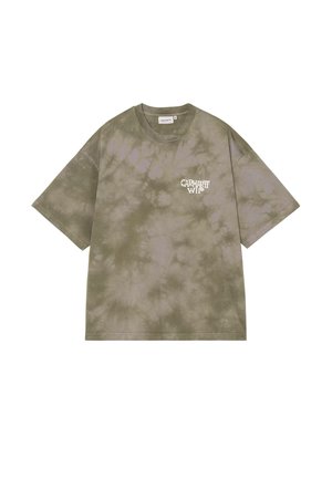 T-shirt a maniche corte tie-dye verde oliva con stampa bianca "CARHARTT WIP" sul petto sinistro e scollo rotondo.