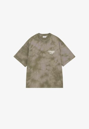 T-shirt a maniche corte tie-dye verde oliva con stampa bianca "CARHARTT WIP" sul petto sinistro e scollo rotondo.