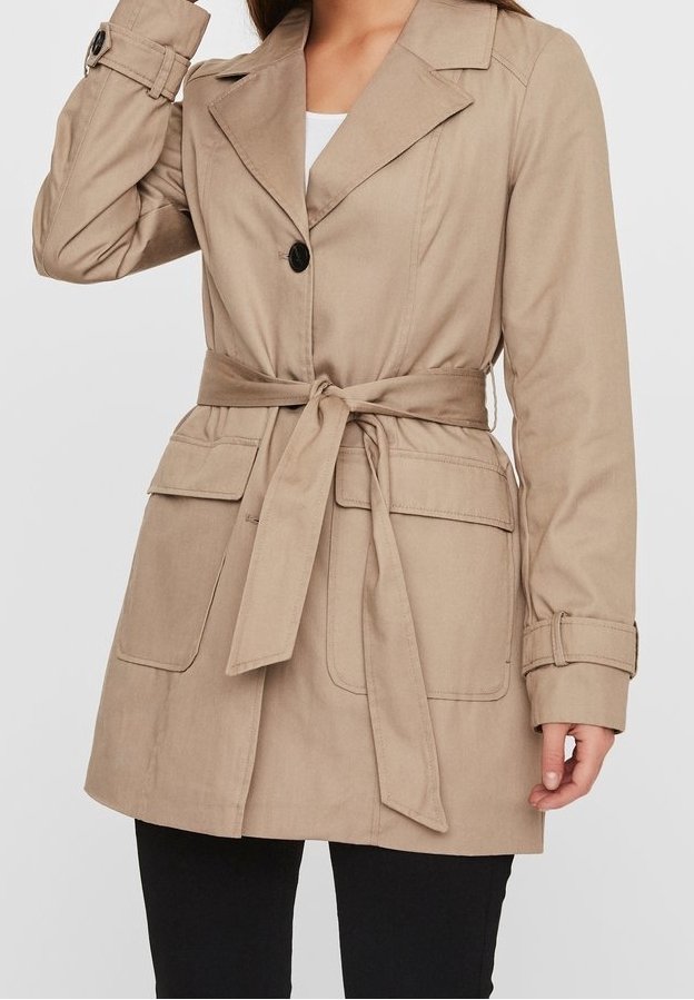 Beżowy trenchcoat z paskiem do wiązania, zapięciem na guziki, kołnierzem typu lapel oraz dwiema przednimi kieszeniami. Długie rękawy z regulowanymi mankietami. Materiał z domieszką bawełny.