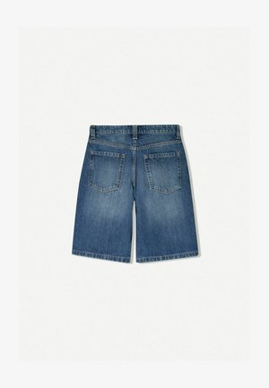 Džínsy šortky v stredne modrej farbe s uvoľneným strihom, s dvoma zadnými vreckami a čistým, rovný lemom. Klasický dizajn s piatimi vreckami.