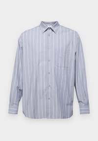 Camisa de color azul claro con rayas blancas verticales, de mangas largas, con cuello abotonado, bolsillo en la parte frontal y un corte relajado. Textura de tela suave.
